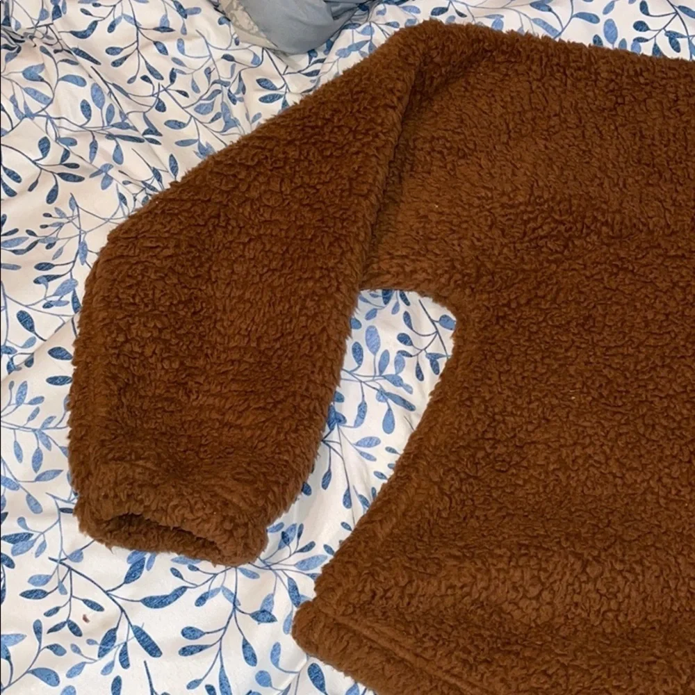 S brown Teddy bear material cropped sweater