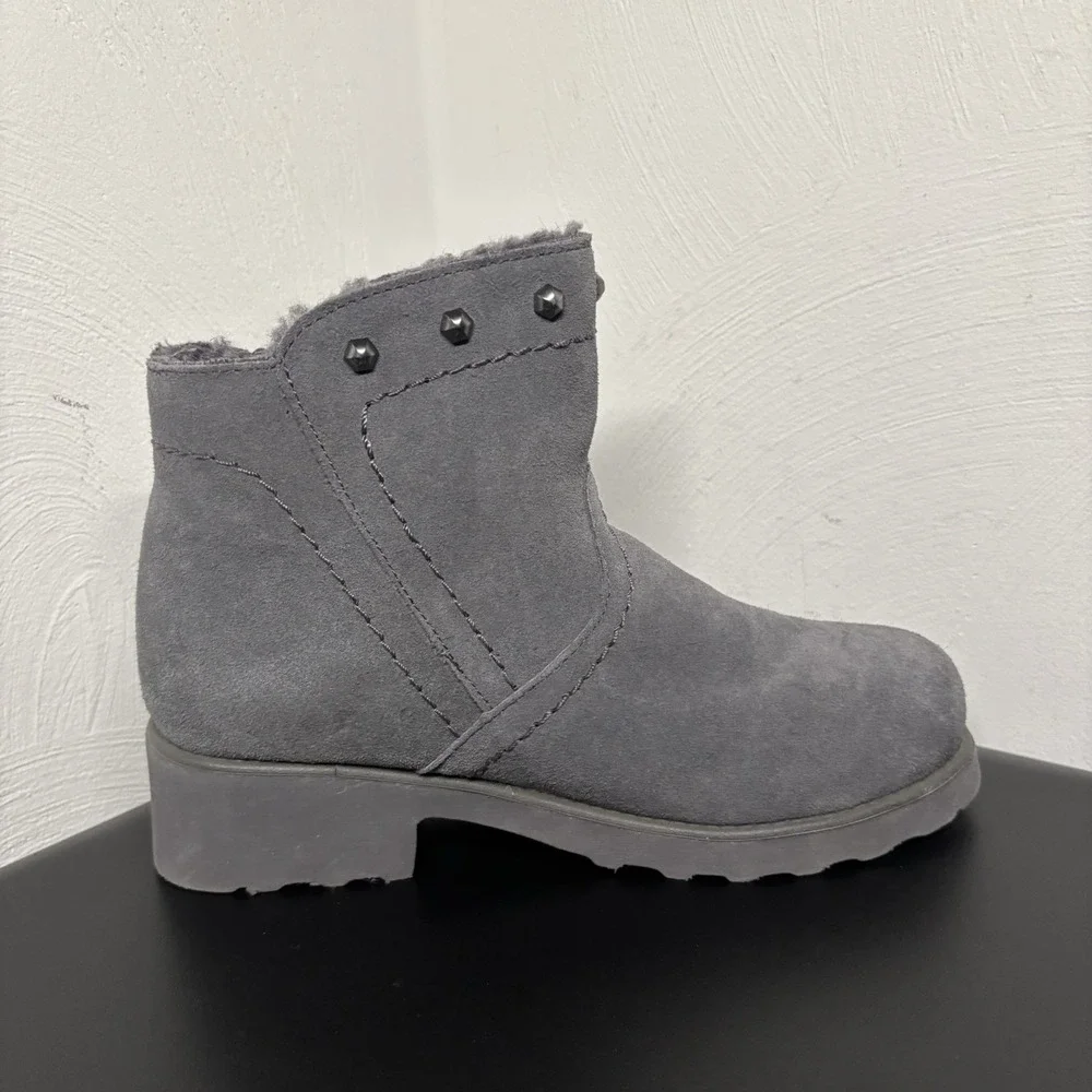 BEARPAW Women's‎ Caroline Suede Ankle Boot Side Zip Gray Faux Fur Size 7 Studded