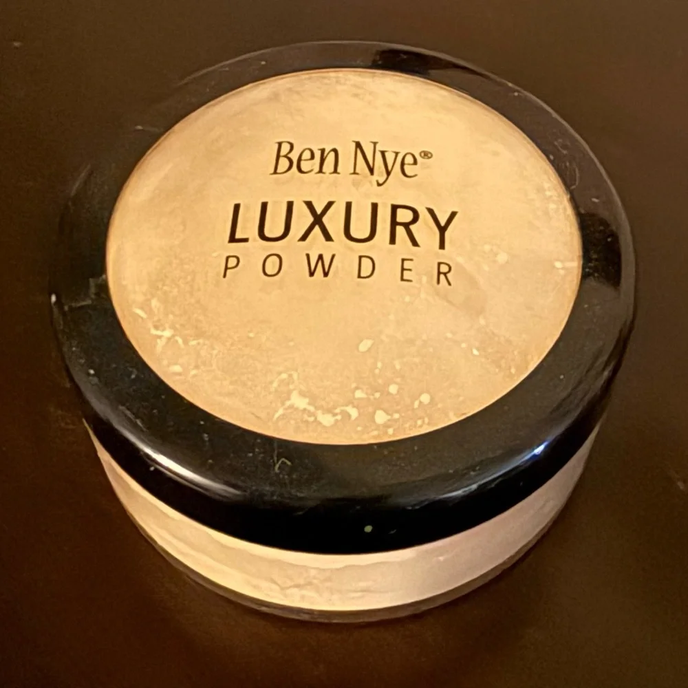 Ben Nye Banana Luxury Powder 0.92 oz | Professional Setting Powder Stage & Film