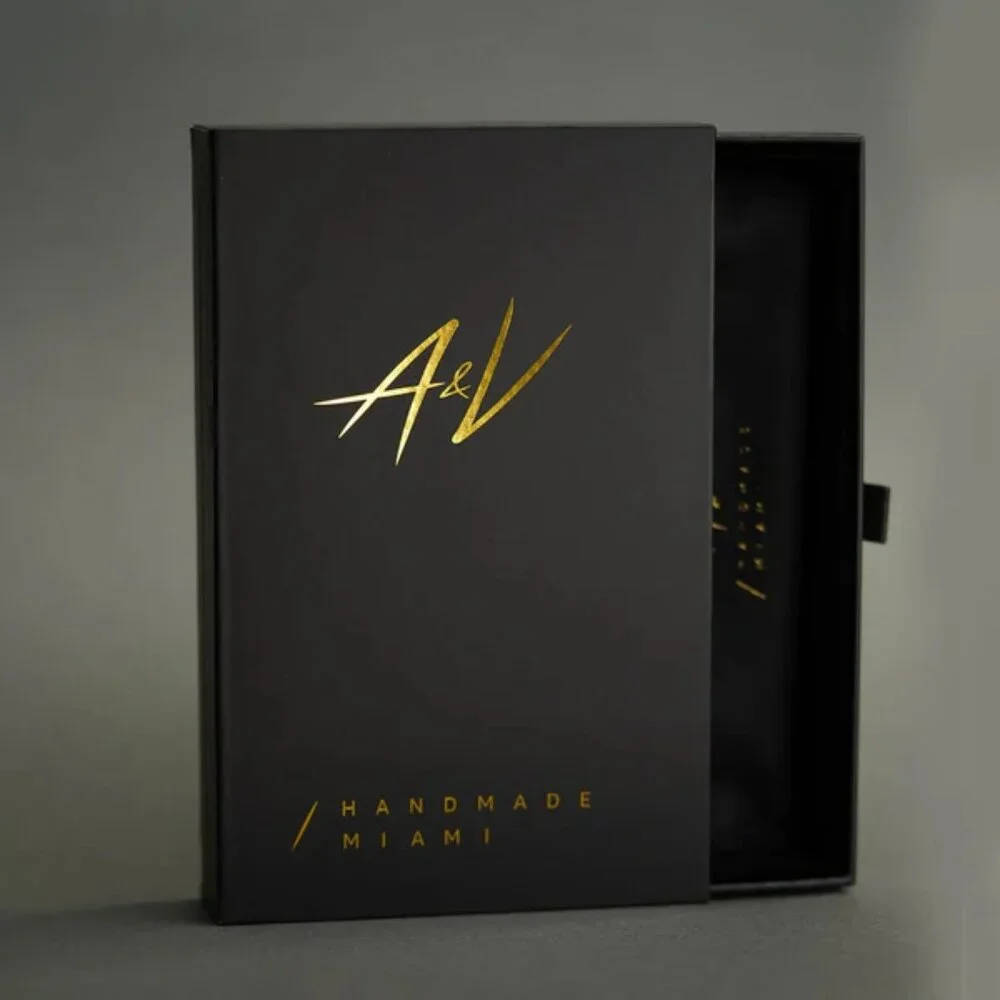 A&V Leather gift alligator lining