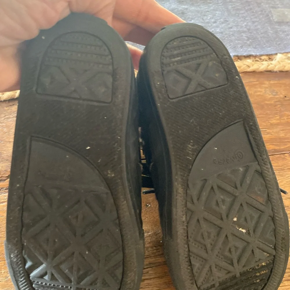 Converse left adorable