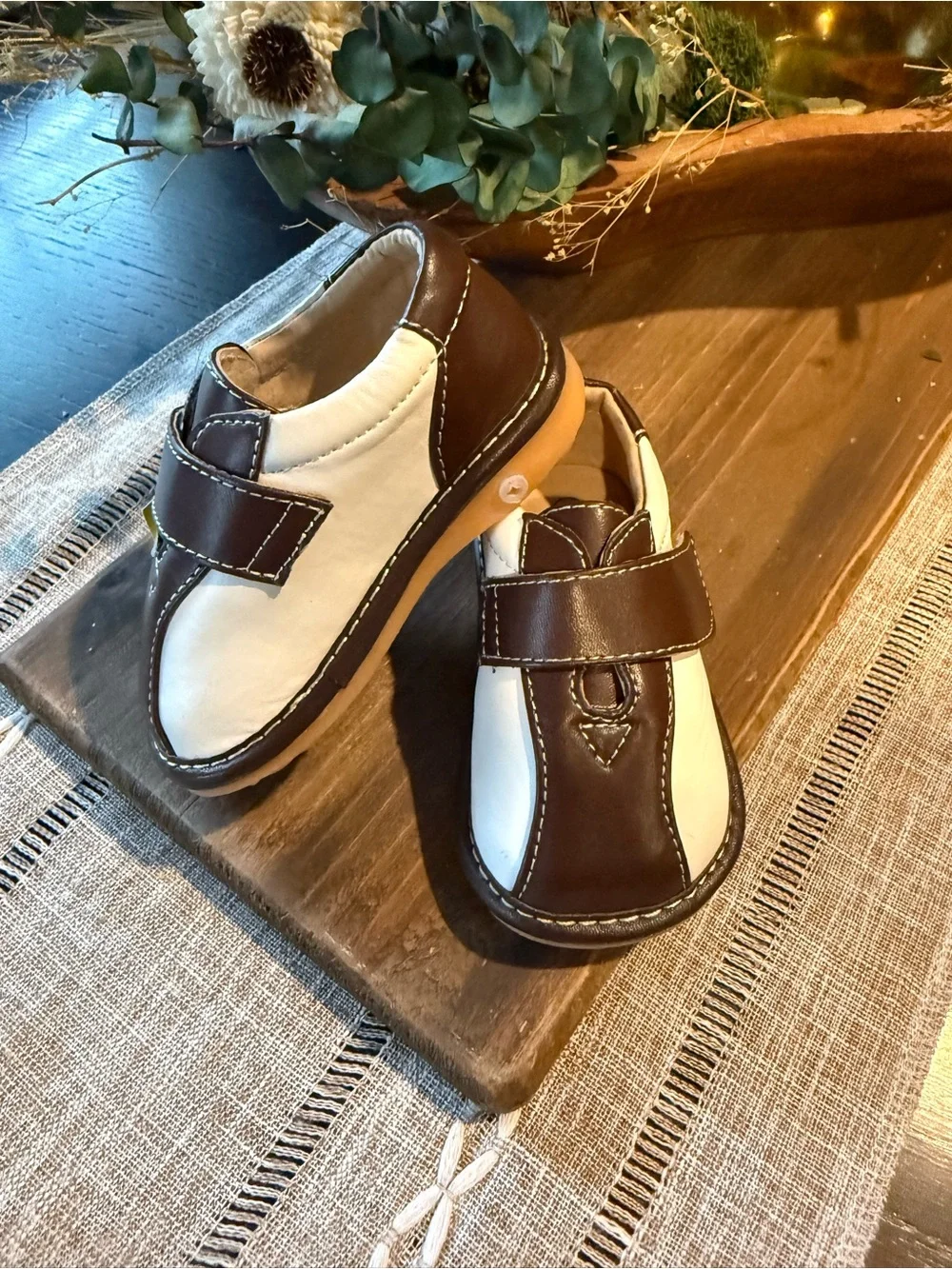 Squeak boutique infant brown and white saddle shoes in size 6