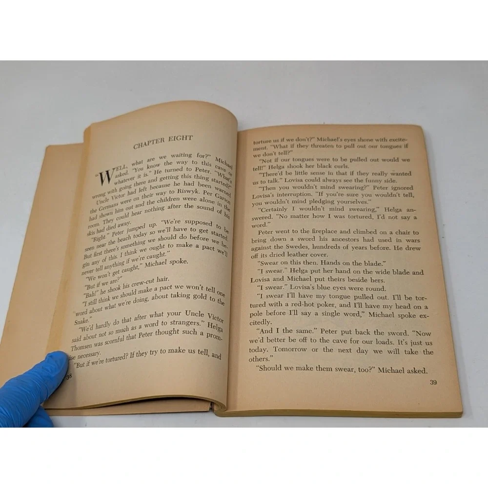 Snow Treasure The Rescue of Hidden Gold by Marie McSwigan 1958 TAB TX152 PB Book