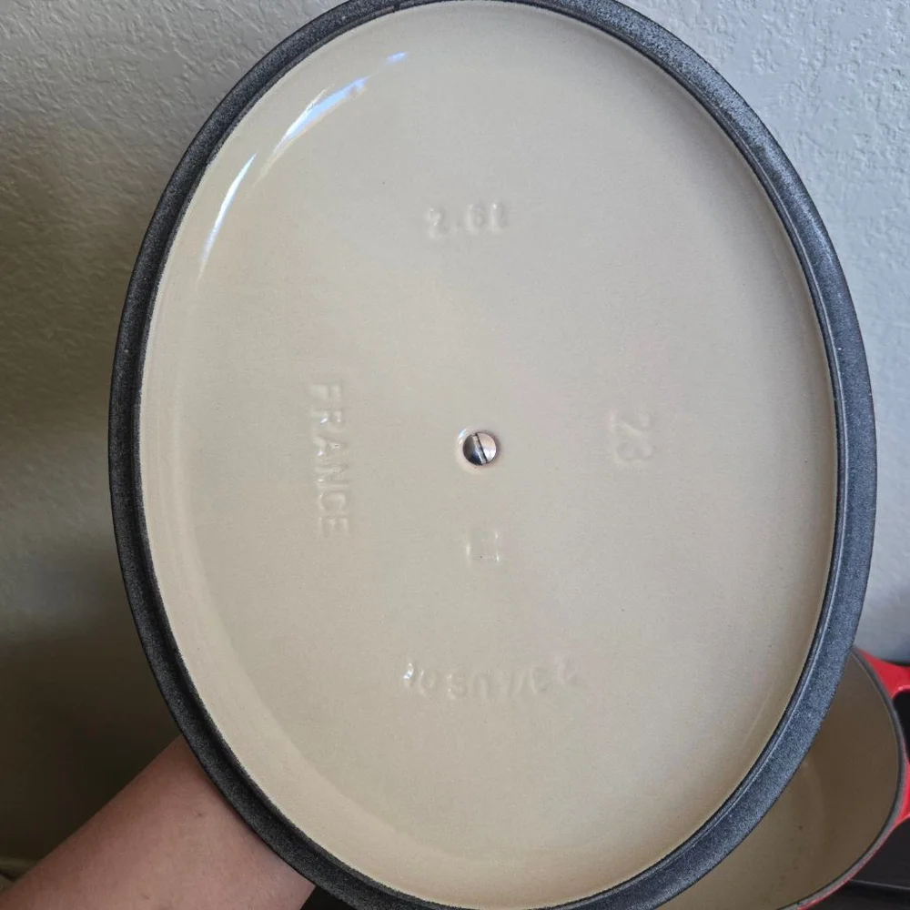 Le Creuset underside creuset qt