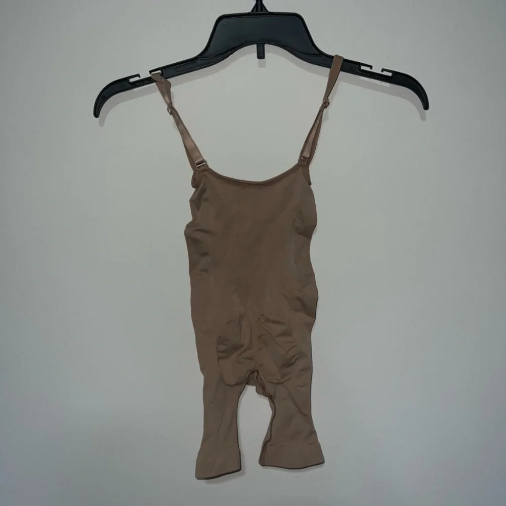 SKIMS SEAMLESS SCUPLT BUTT LIFTING OPEN BUST BODYSUIT SIENNA XXS