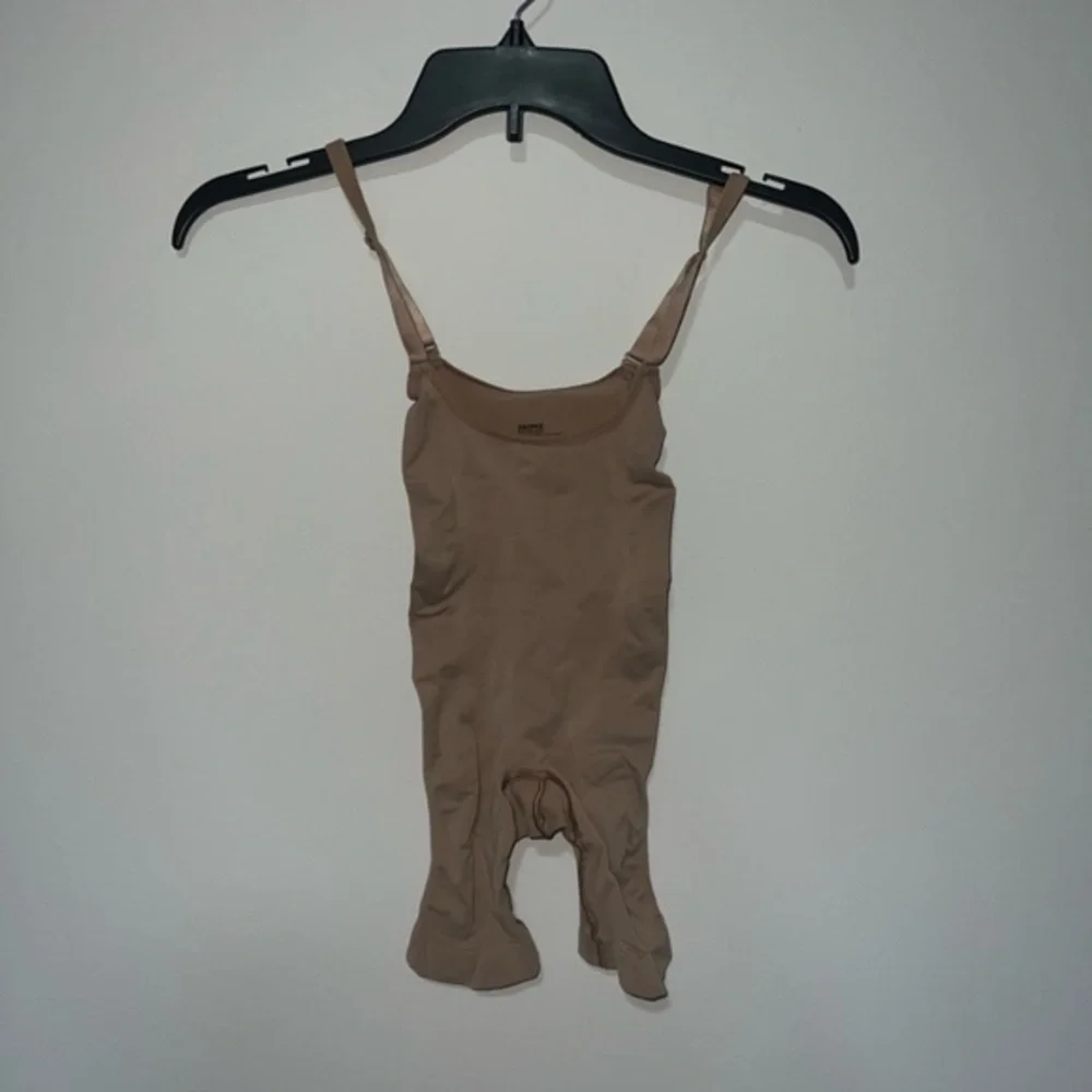 SKIMS SEAMLESS SCUPLT BUTT LIFTING OPEN BUST BODYSUIT SIENNA XXS