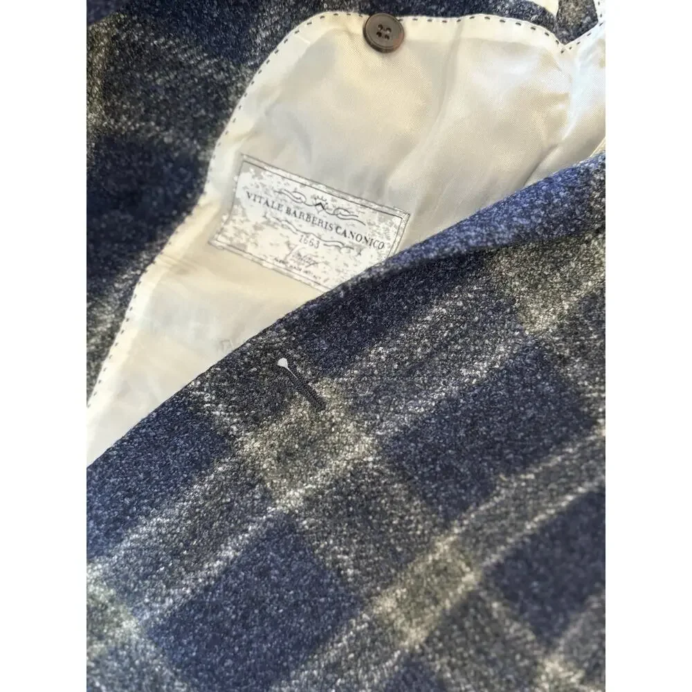 Suitsupply flatters navy