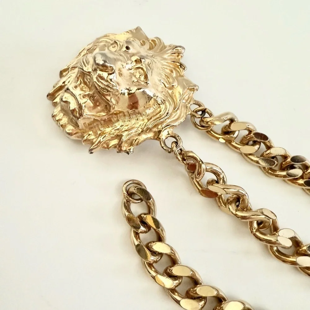 Vintage tassel buckle