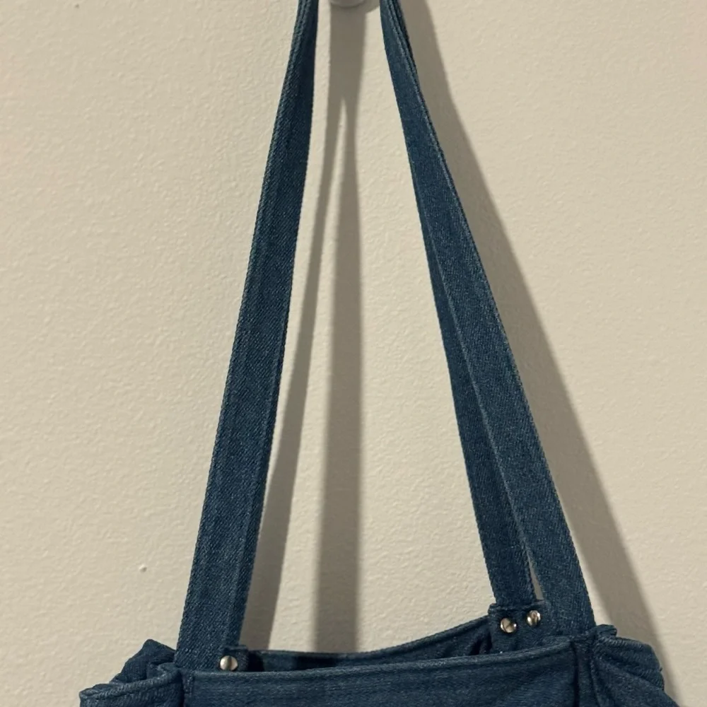 N/A white straps pockets