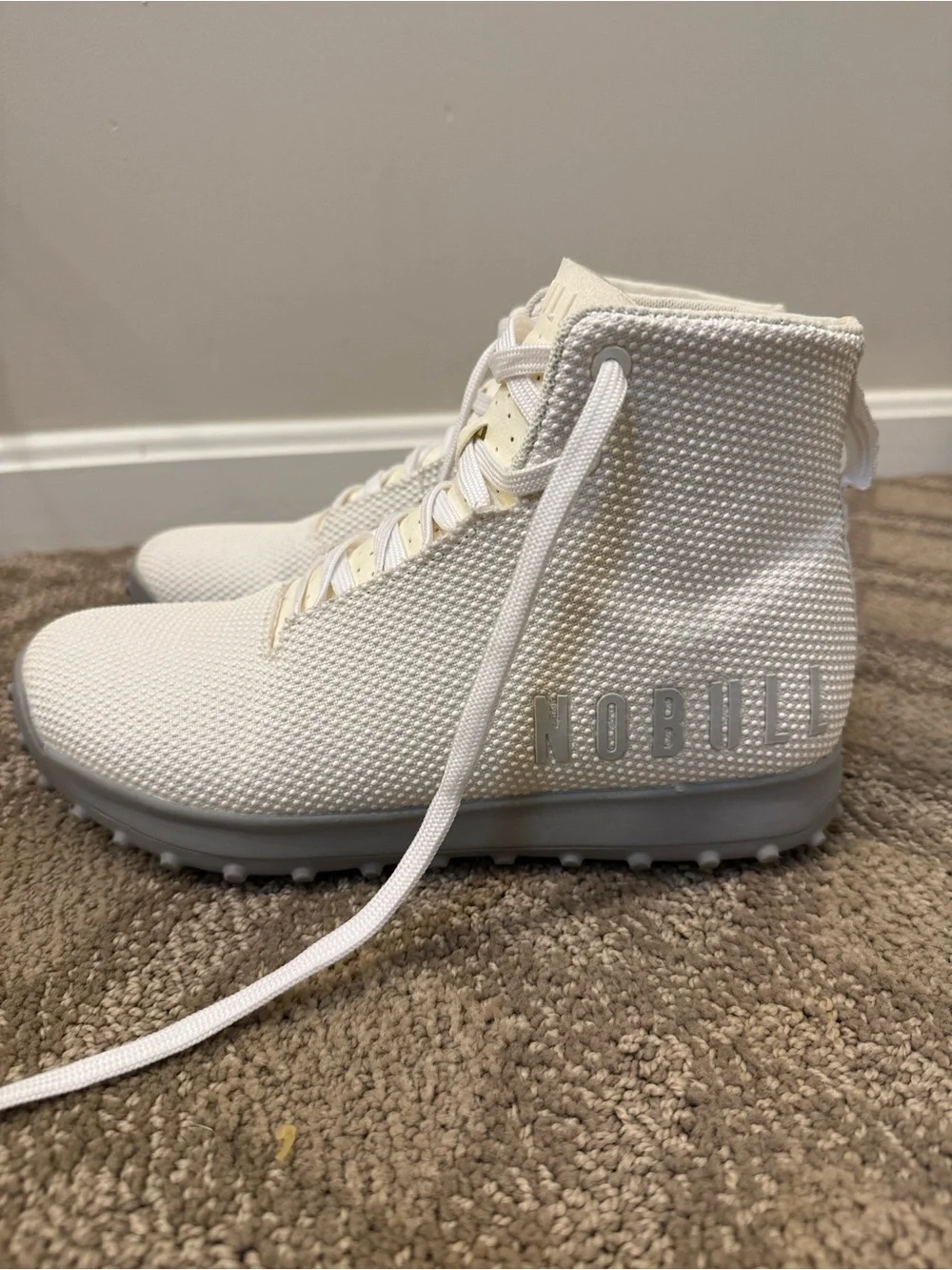 NOBULL unisex high top white textured ivy turf trainers women’s 8 - men’s 6.5