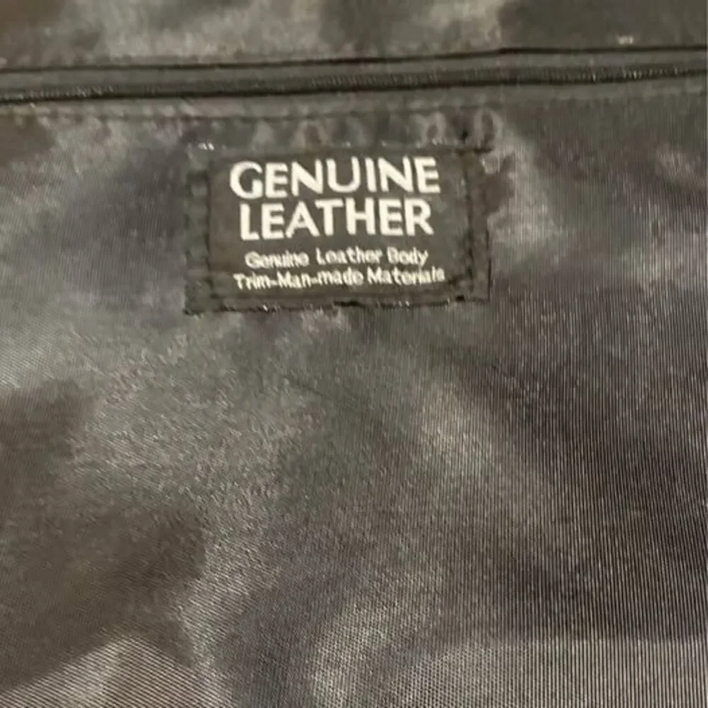 Unbranded strap compartments messenger