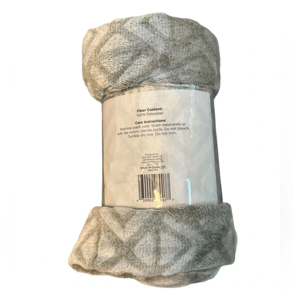 NWT Comfort Bay Super Soft Throw - Dark and Light Gray Plush Blanket
