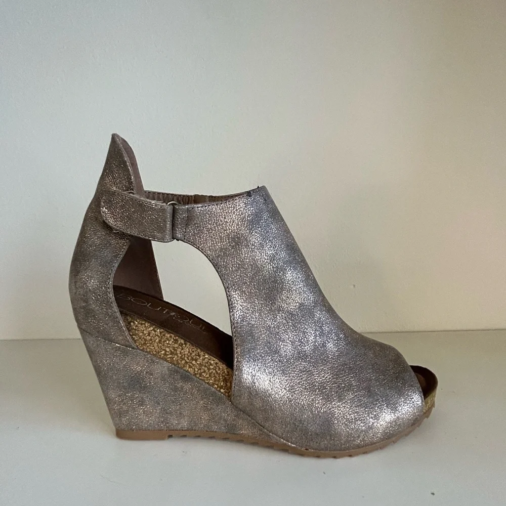 Boutique by Corkys Sunburst Metallic Wedge Sandals