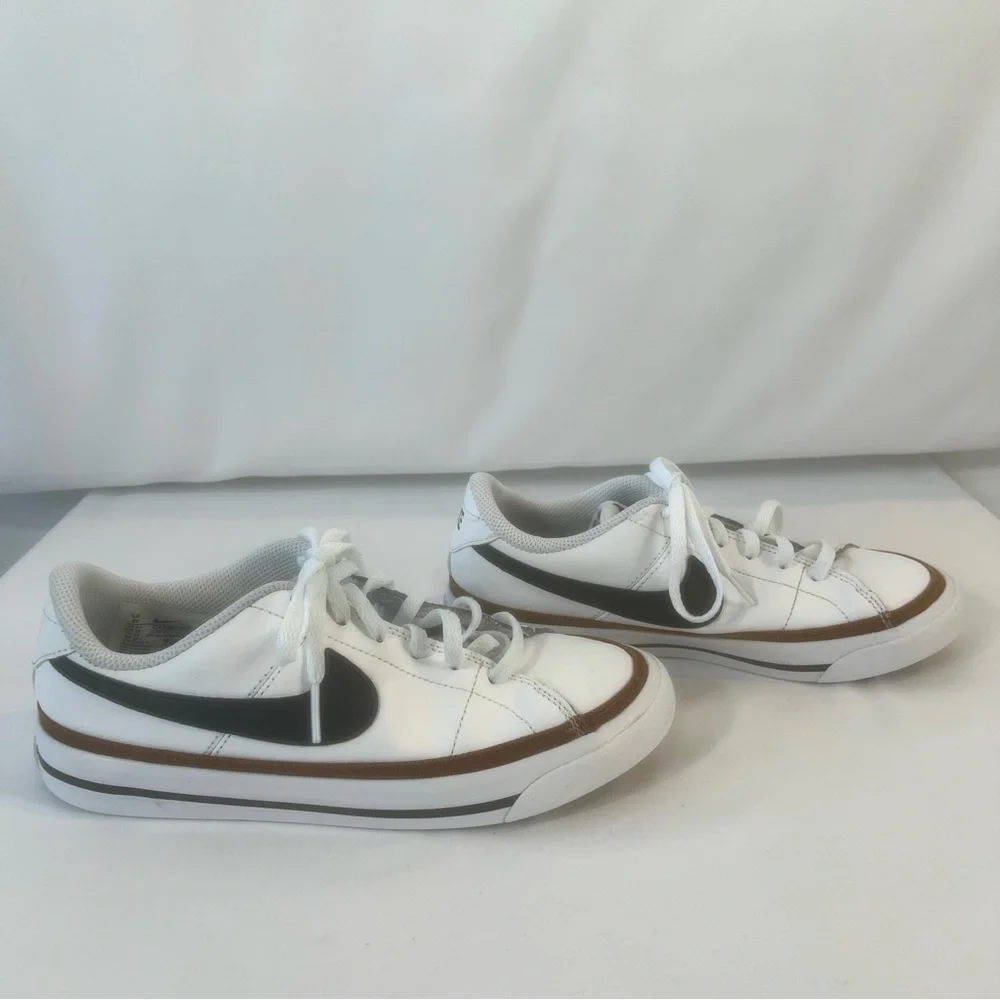 Nike Kids White and Black Sneakers size: US 4 Y