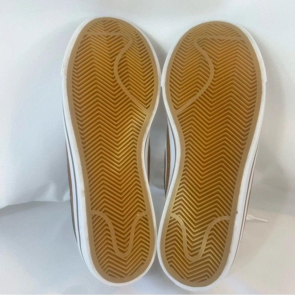 Nike Kids White and Black Sneakers size: US 4 Y