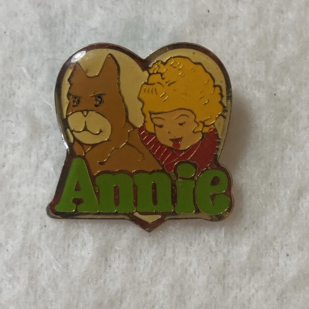 Little Orphan Annie Necklace Plastic Metal‎ Pin Butterfly Heart Sandy Rainbow