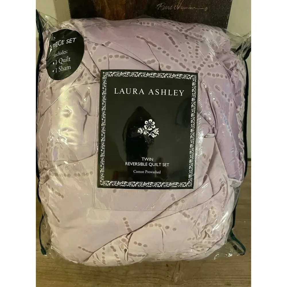 Laura Ashley Twin comforter without sham purple‎ and white