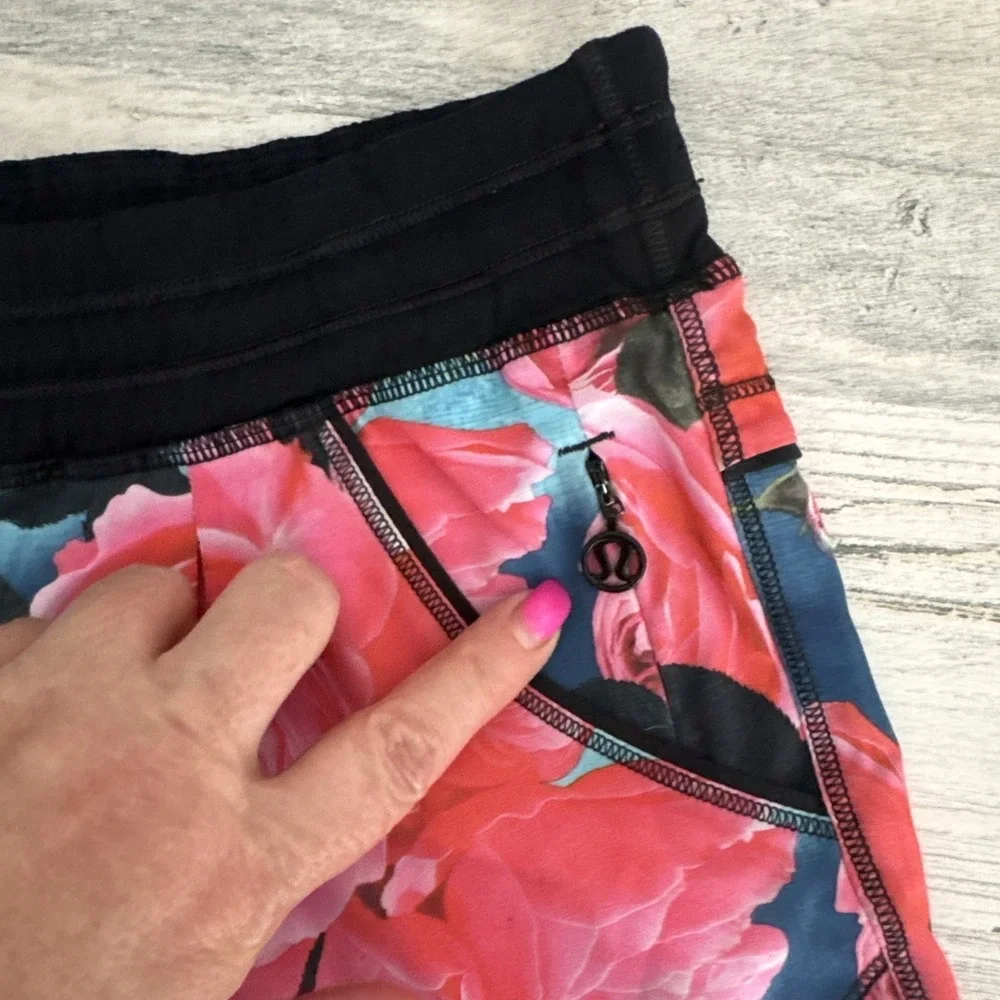 Lululemon Secret Garden Rose Floral Pink Black Tracker Shorts Size 2 RARE HTF