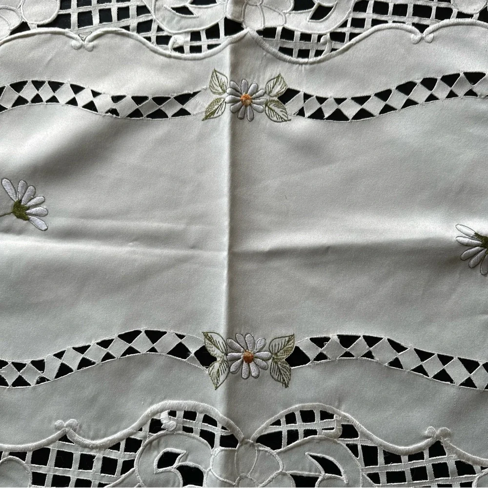 Vintage Embroidered Daisy Table Runner Dresser Scarf Scalloped Rounded Edges‎