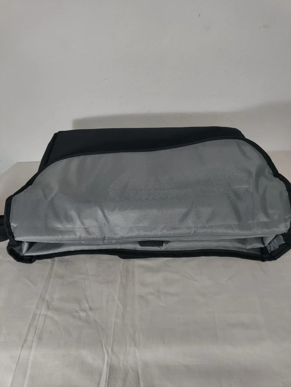 Like New Targus City Gear Hybrid Messenger TCG270 + Targus Trax Sleeve TSS677US