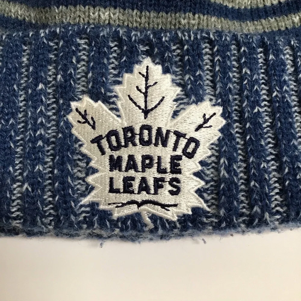 Toronto Maple Leafs NHL Hockey Gray Blue Knit Pom Beanie Skater Hat Fleece Lined