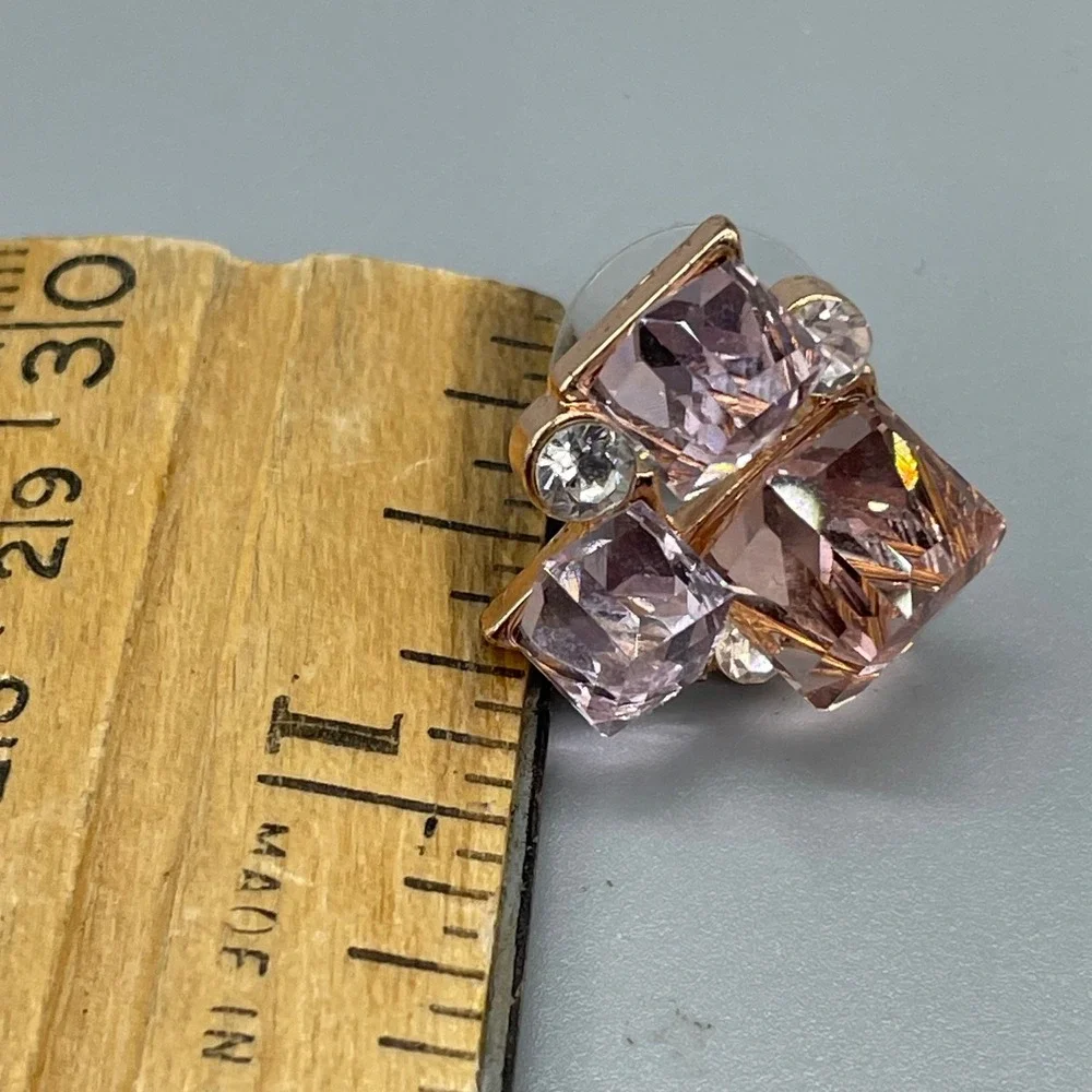 N/A elegant stud