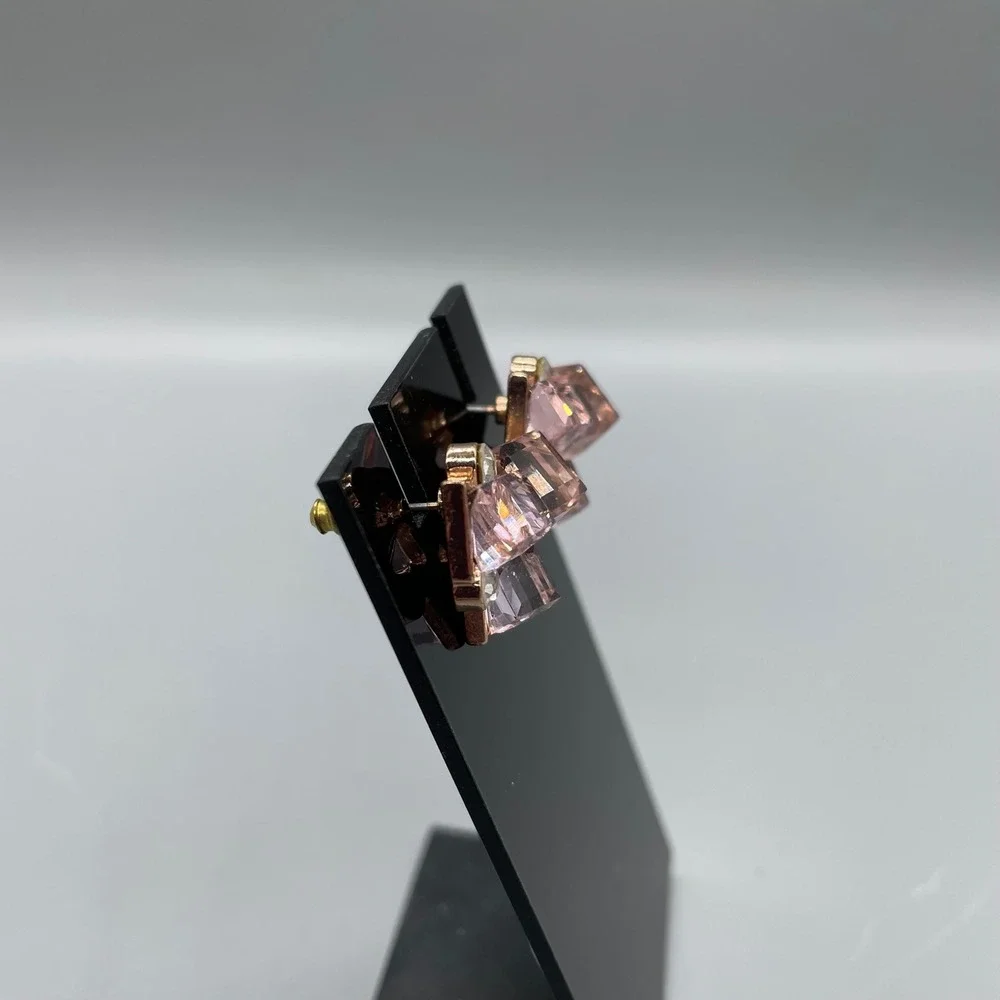 N/A elegant stud