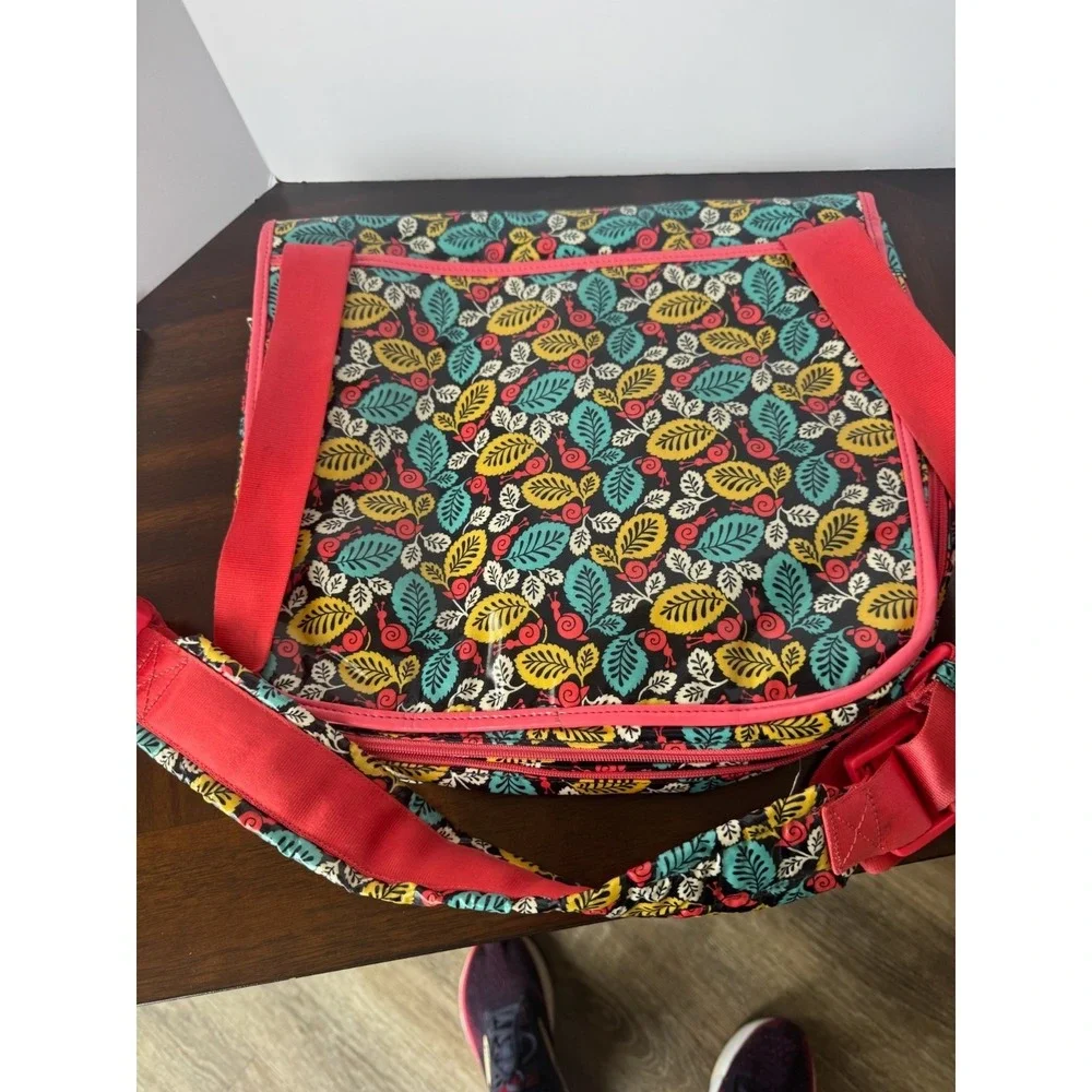 Vera Bradley laptop compartments closure