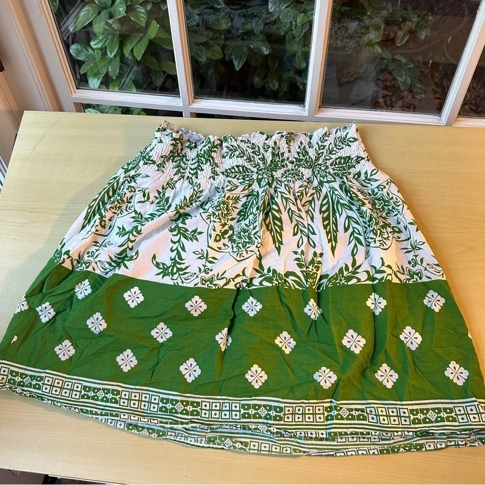 She's Cool Green and White Smocked Short Lined Bubble Mini Skirt size Large