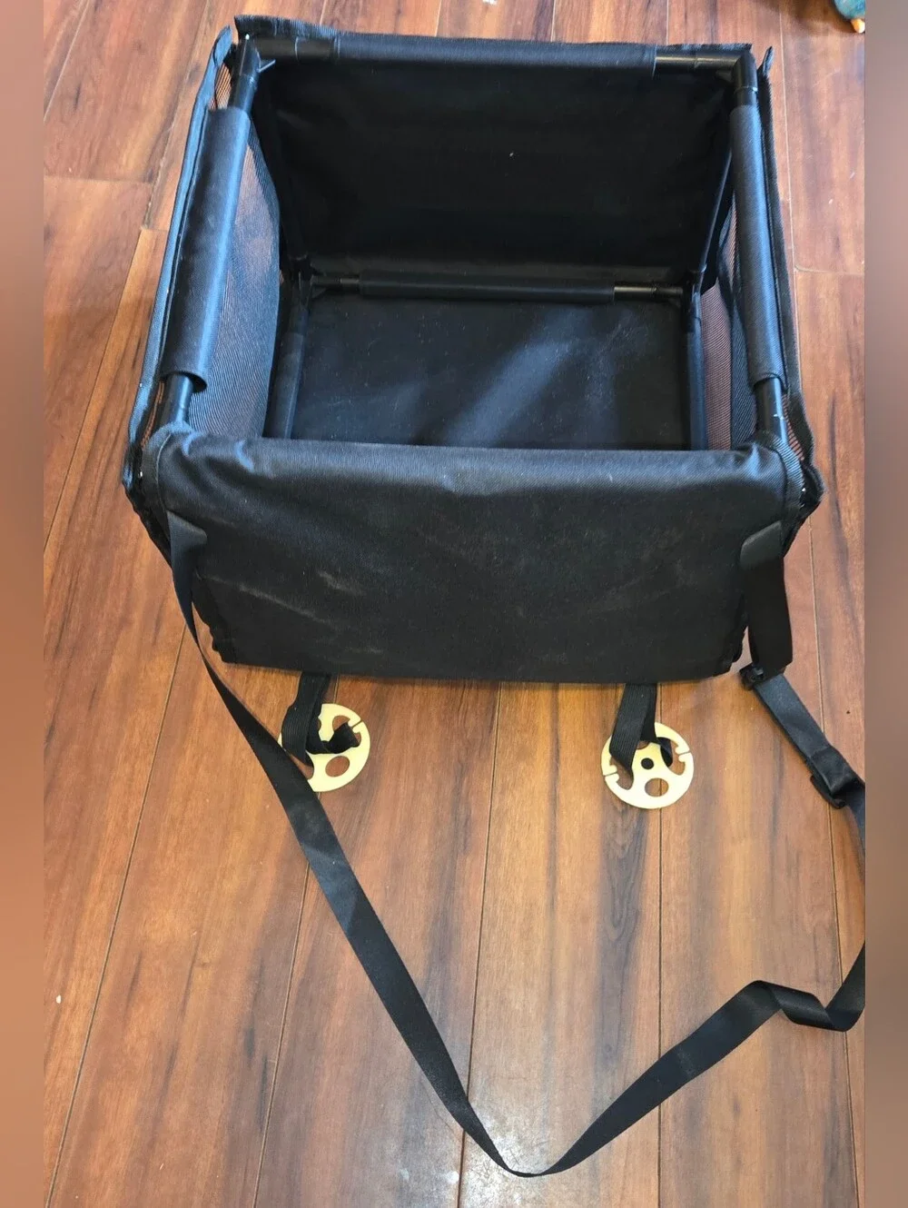 GUC Black Dog Carseat Bed With Safety Strap And Over Seat Strap 15