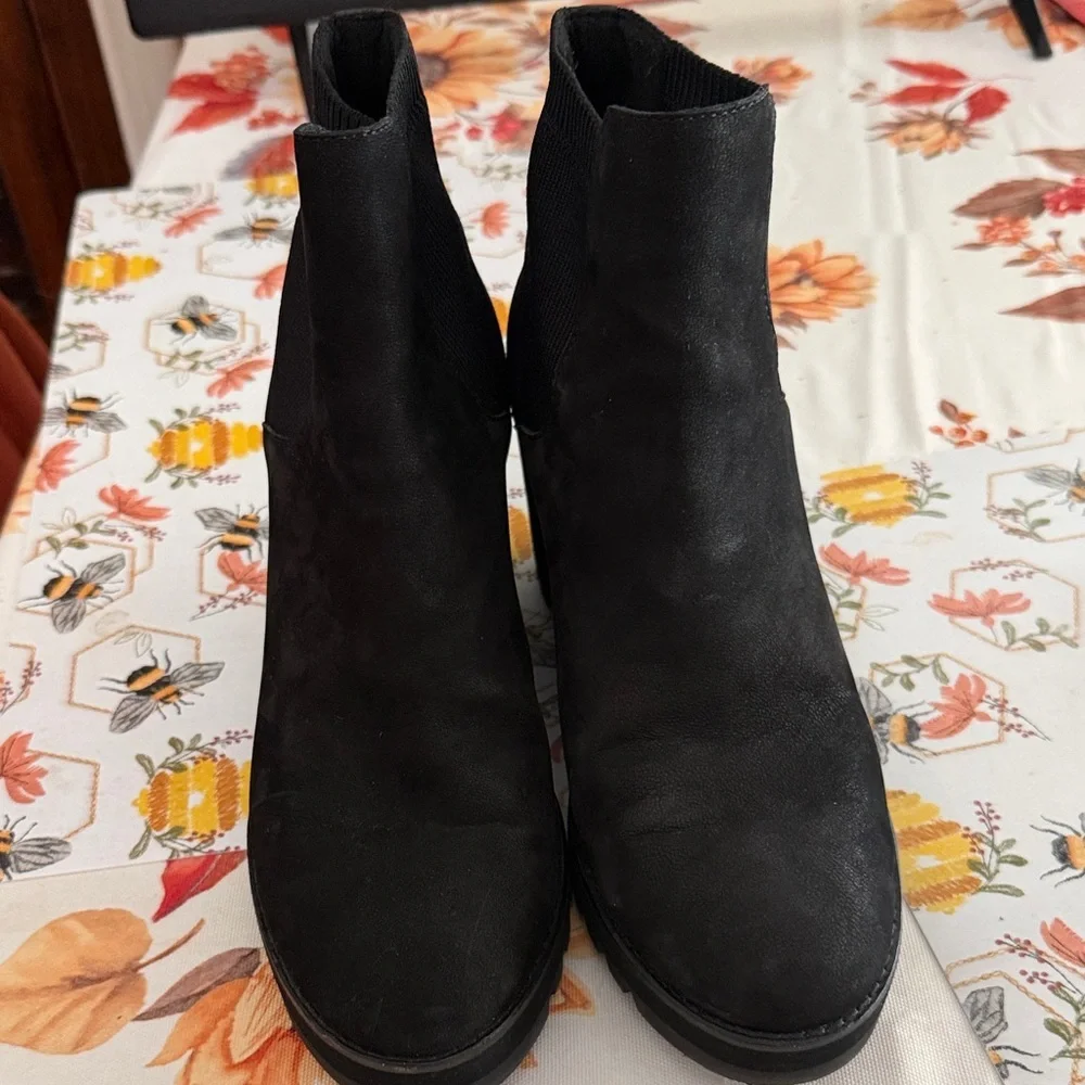 Eileen Fisher subtle booties