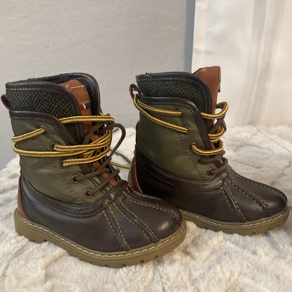 Vintage Tommy Hilfiger Brown Leather Duck Boots with Tan Accents- Size 8 Toddler