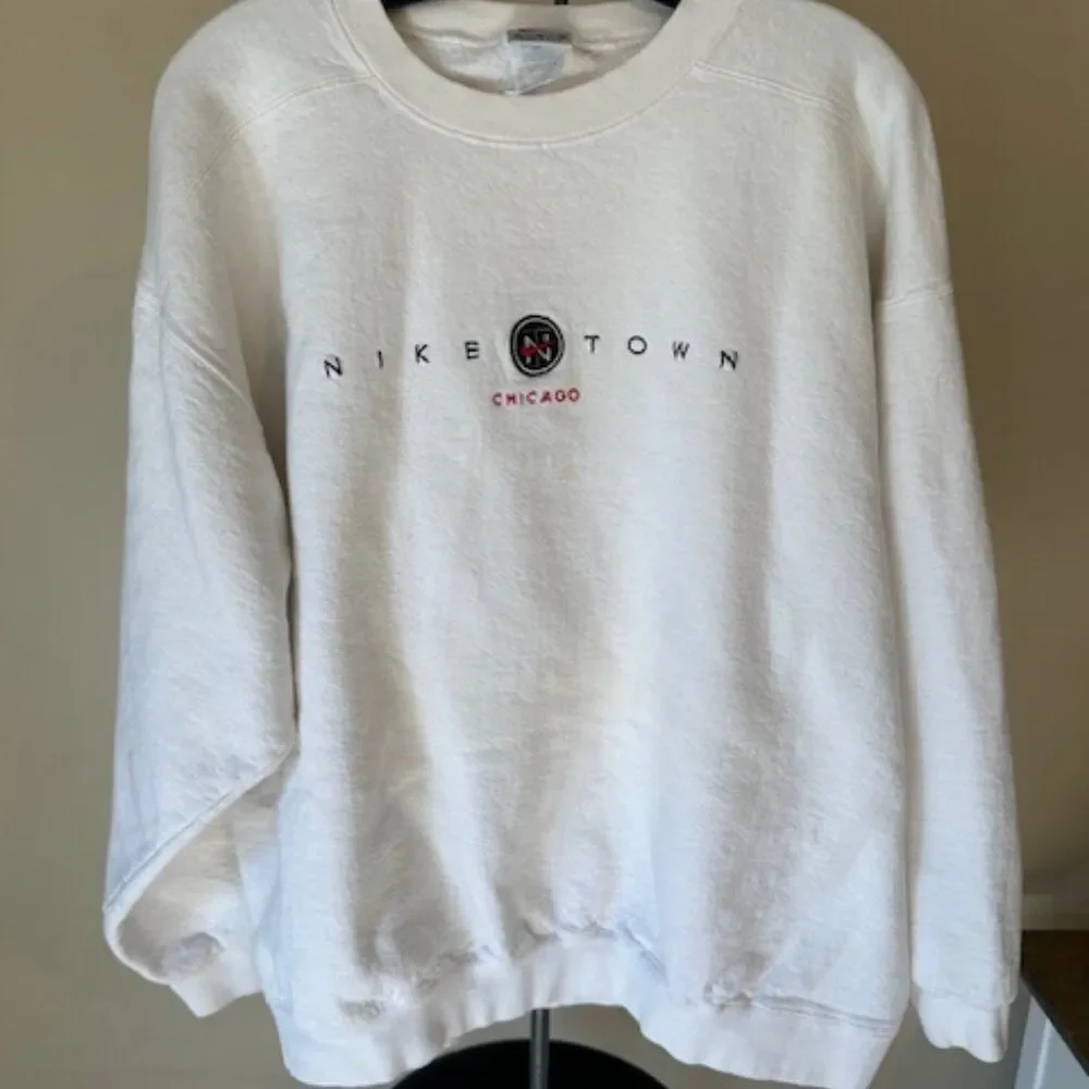 Rare Vintage 90s Nike Town Chicago Embroidered Sweatshirt 8553