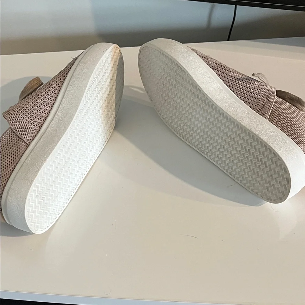 Lucky Brand Women Taupe Knit Lace-Up Sneakers Combine with‎ style and comfort