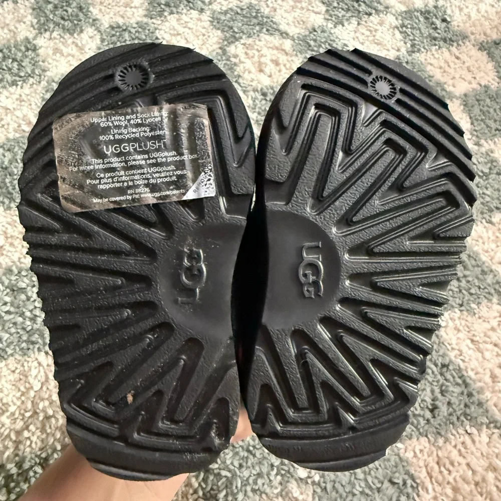 UGG unisex toes tasman