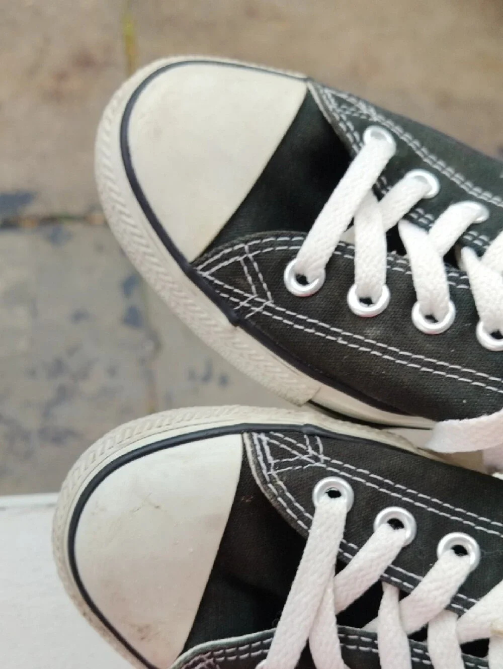 Converse silhouette classic sneakers