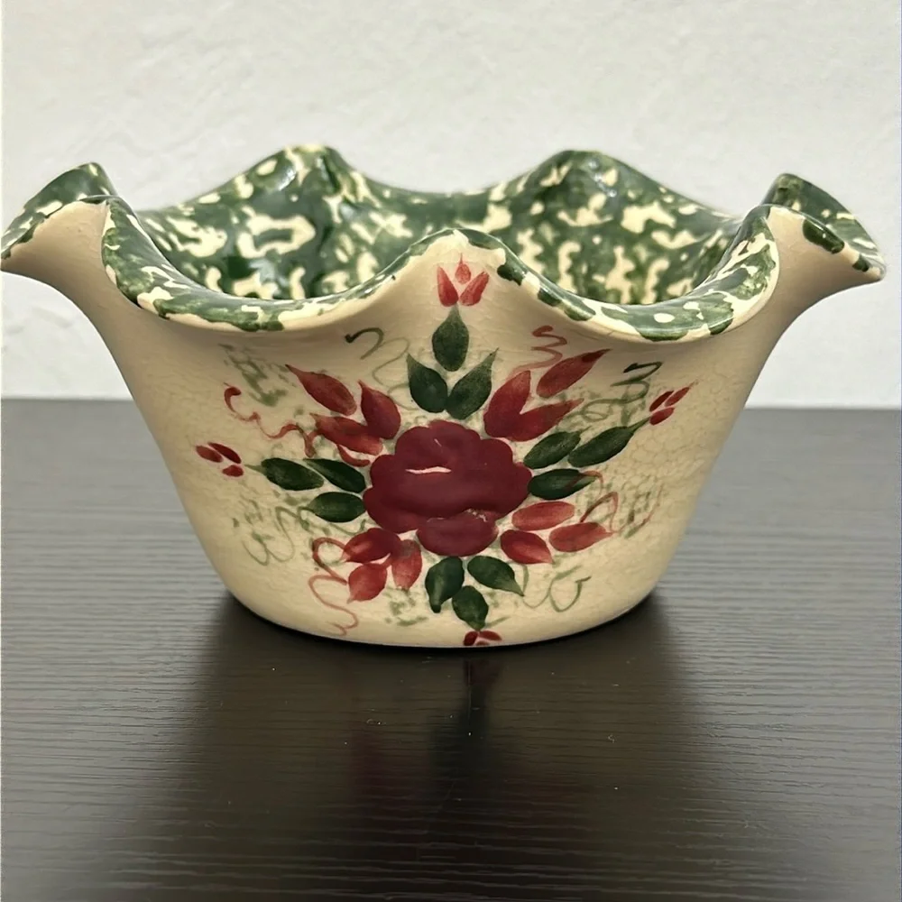 East Texas Pottery Sponge Ware Stoneware Green & Beige Scalloped Bowl