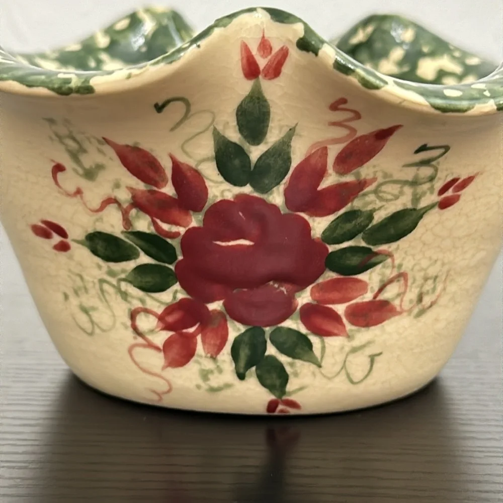 East Texas Pottery Sponge Ware Stoneware Green & Beige Scalloped Bowl