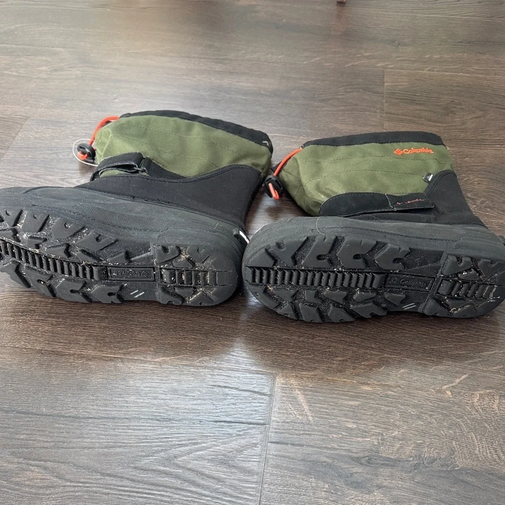 Columbia Black and Green Kids waterproof Snow Winter Boots size 4