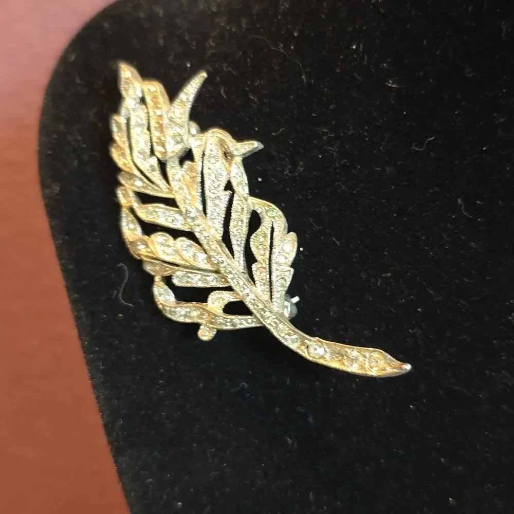 Vintage Brooche Pin, 1940's. Very Delicate and Pretty! Sparkling Rhinestones,