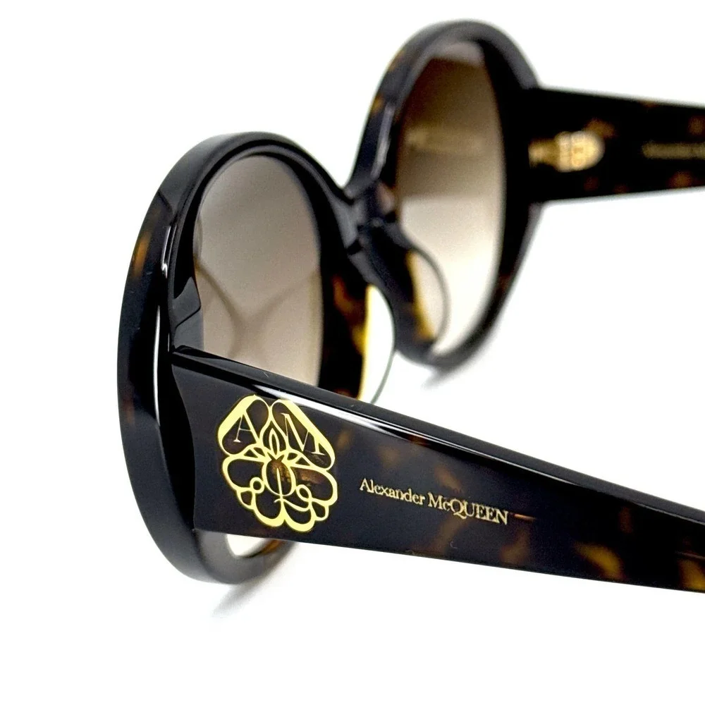Alexander McQueen color 19 lens