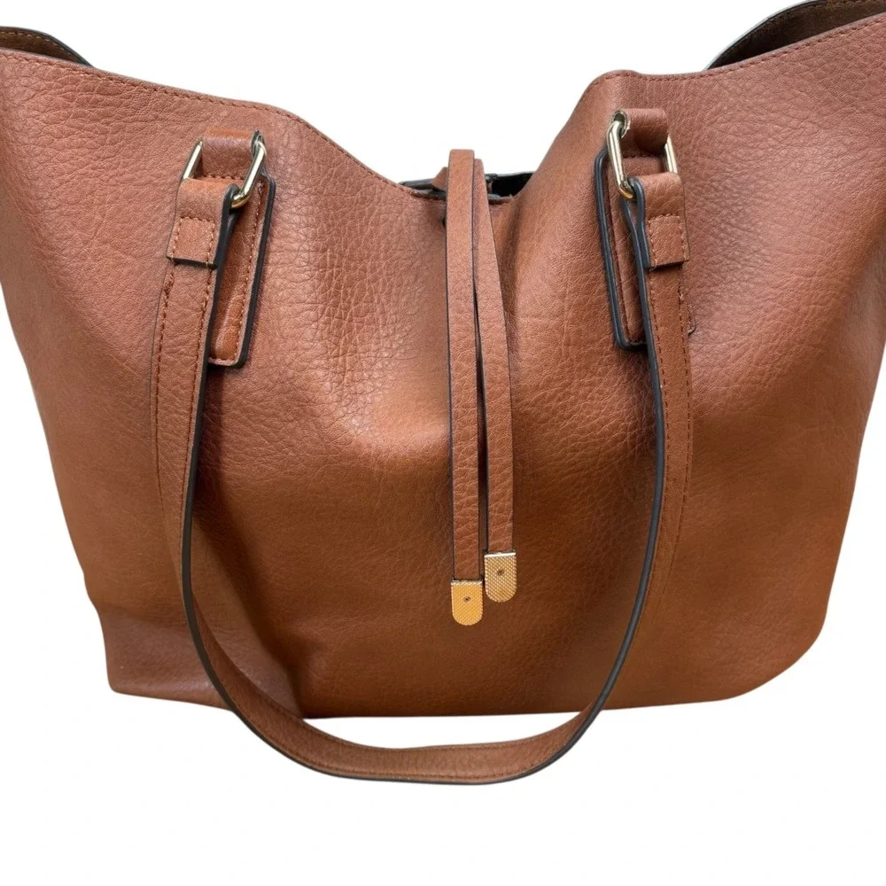 Aldo handle travel cracks