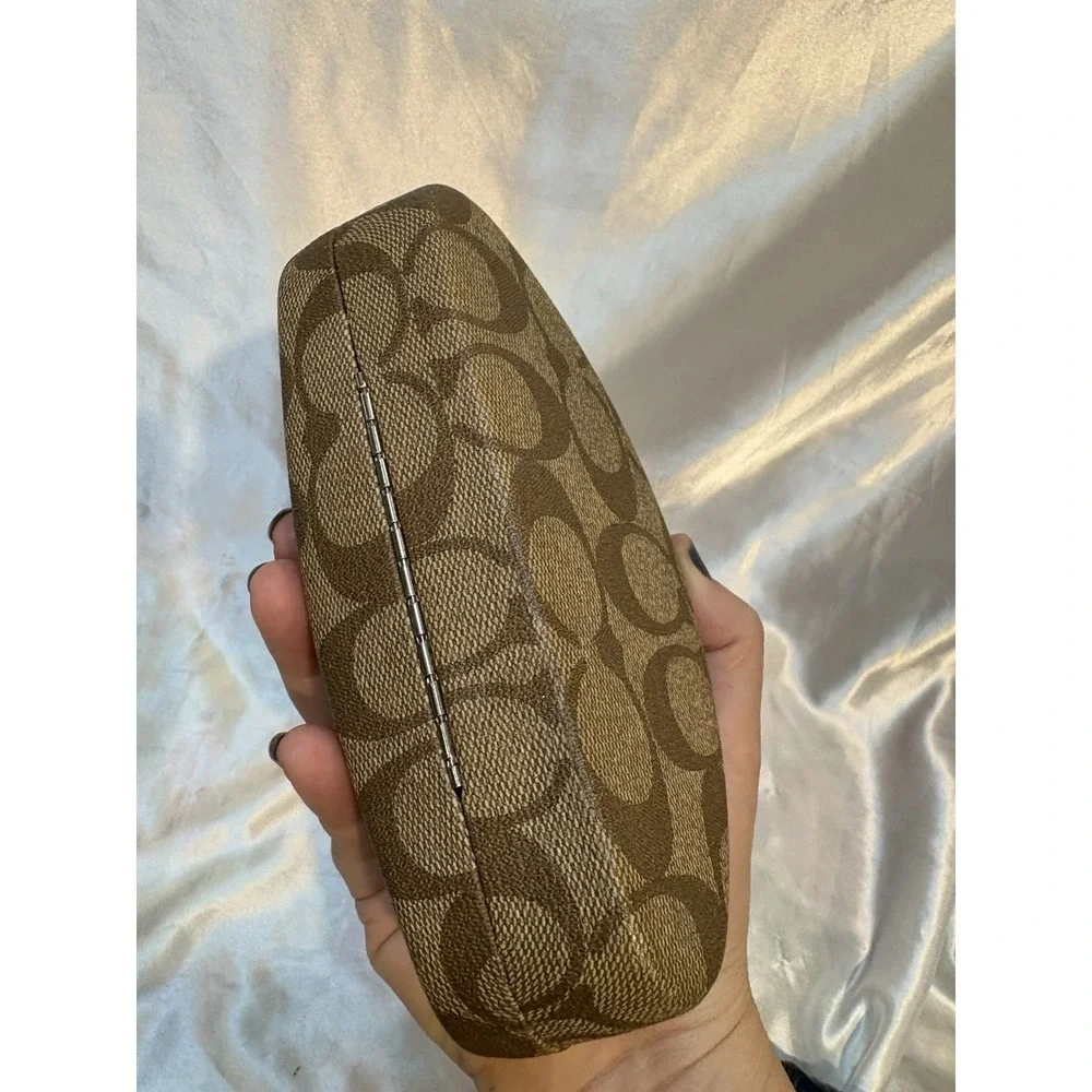 Coach logo clam
