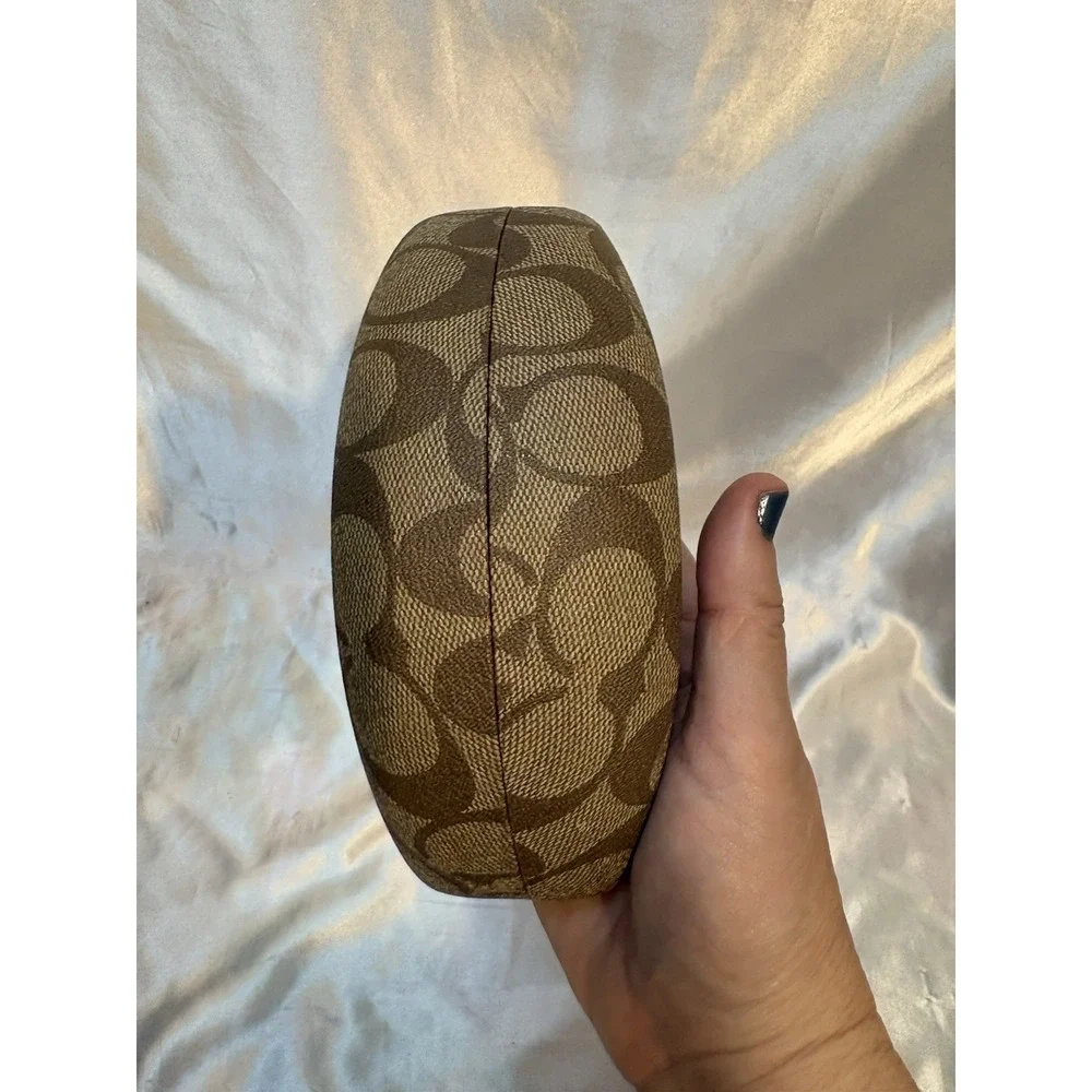 Coach logo clam