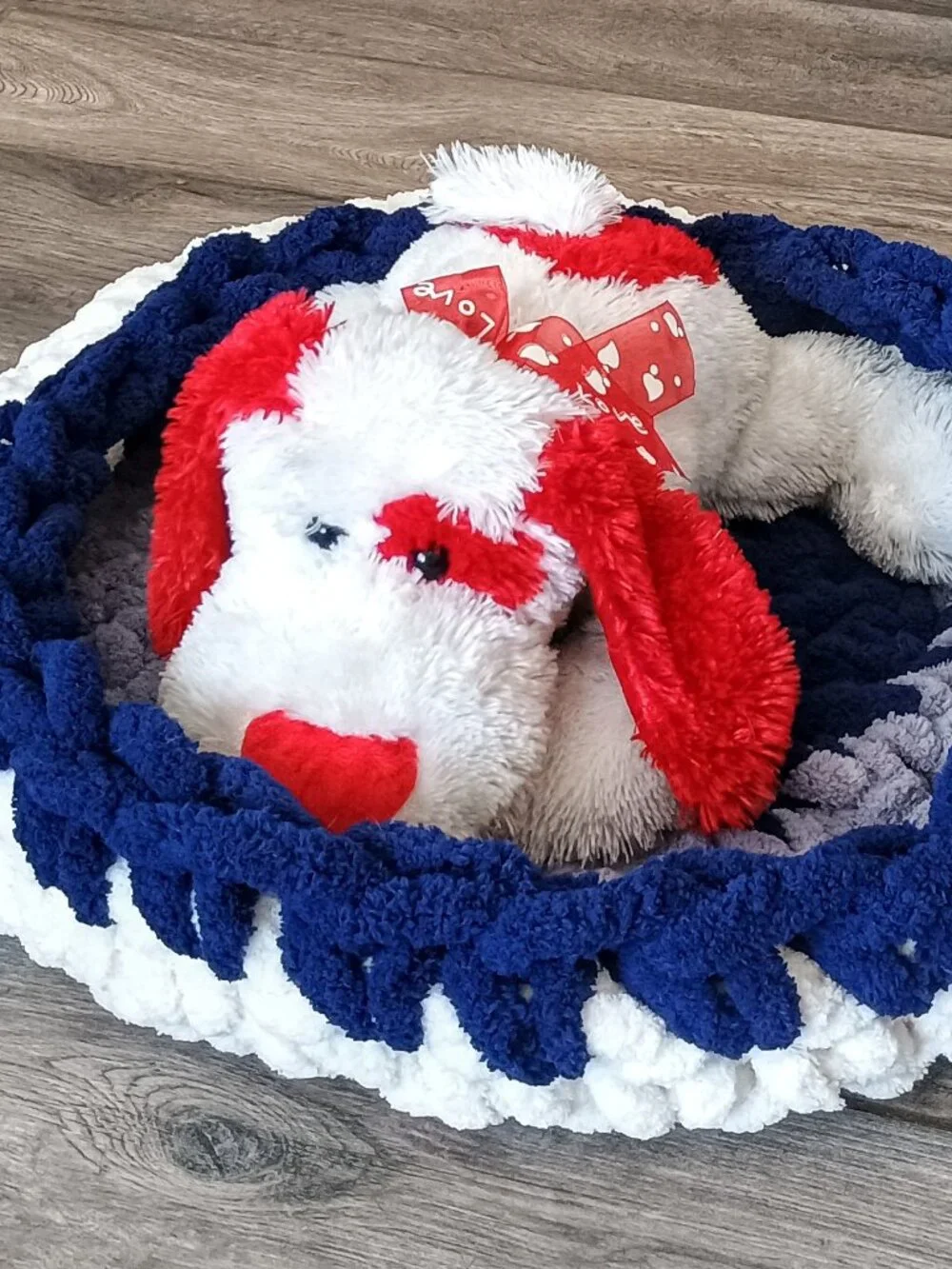 CUDDLEY PET BED. DOG OR CAT.