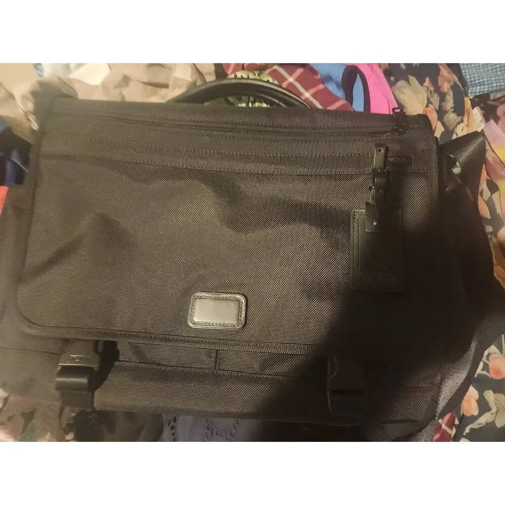 Tumi messenger pre bag