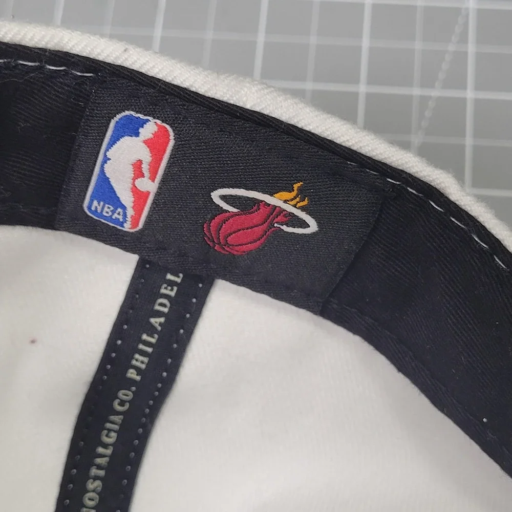 Miami Heat Hat Cap Snap Back White Red NBA Basketball‎ Mens Throwback Script