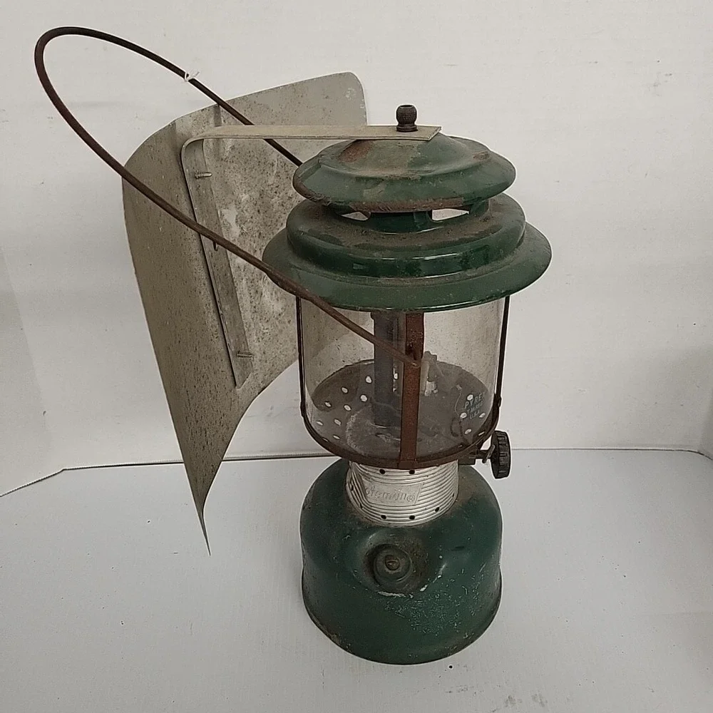Coleman Lantern‎ 1971 Model 22OF W/ Shield