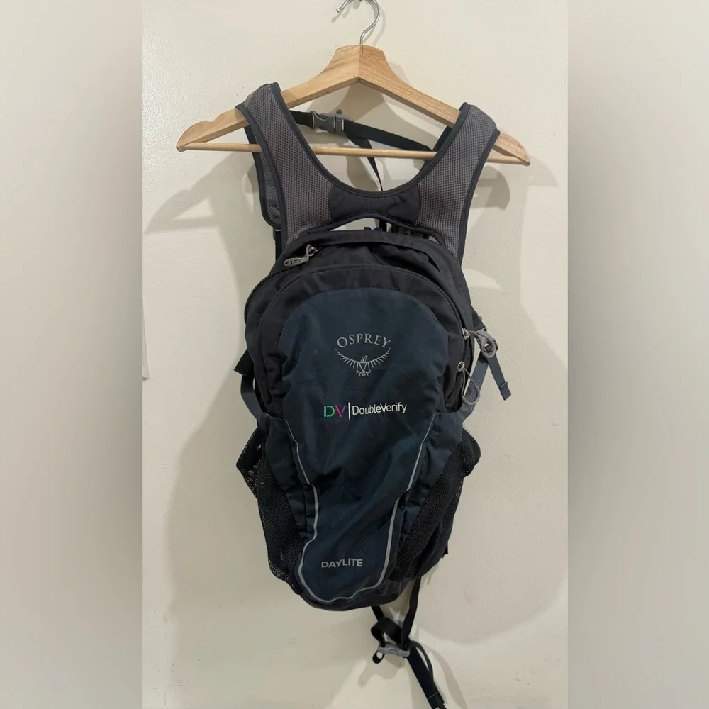 OSPREY Daylite Backpack in Black and Dark Gray