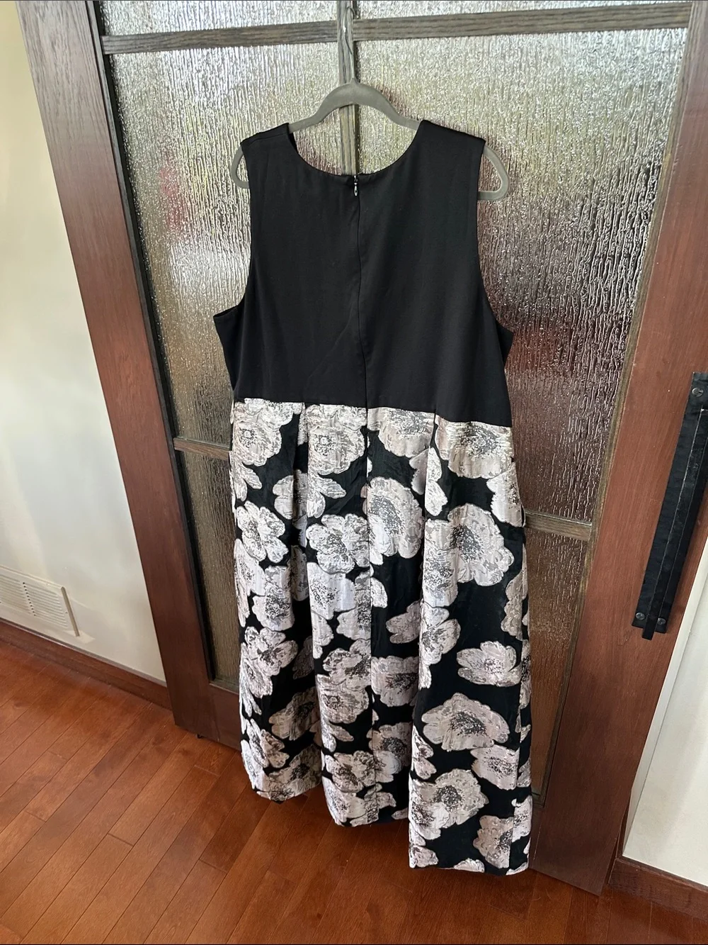 Hutch elegant sleeveless